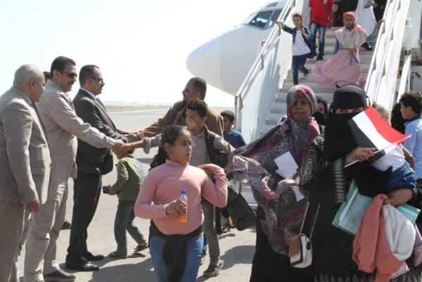 تعز.. وصول دفعة أولى من العالقين اليمنيين في السودان إلى مطار المخا