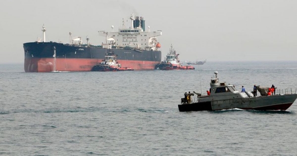 إيران تعلن احتجاز ناقلة نفط أمريكية في خليج عمان بـ"أمر قضائي"