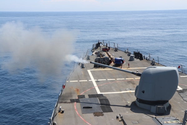 واشنطن تعلن إسقاط صاروخ حوثي مضاد للسفن بالبحر الأحمر أطلق باتجاه المدمرة أمريكية