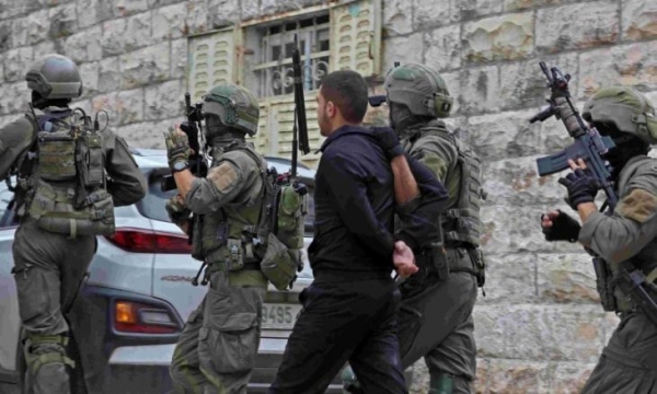 قوات الاحتلال تعتقل 35 فلسطينيا وتفجر منزل أسير في الضفة الغربية