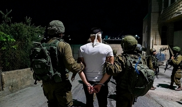 قوات الاحتلال تعتقل 30 فلسطينيا في الضفة الغربية