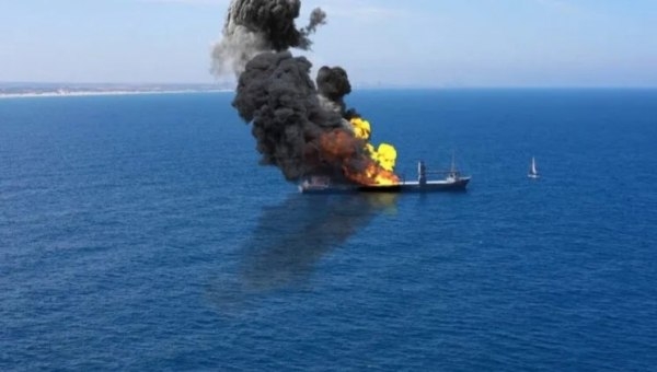 جماعة الحوثي تعلن احتراق سفينة نفطية بريطانية جراء استهدافها بصواريخ