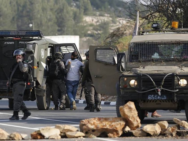 قوات الاحتلال تعتقل 22 فلسطينيا في الضفة الغربية