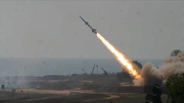 جماعة الحوثي تعلن إطلاق صاروخا على سفينة أمريكية في خليج عدن