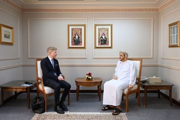 غروندبرغ يبحث مع مسؤولين عمانيين جهود السلام في اليمن
