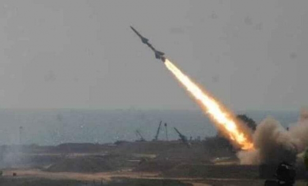 جماعة الحوثي تعلن إطلاق عدة صواريخ على مدمرة أمريكية في البحر الأحمر