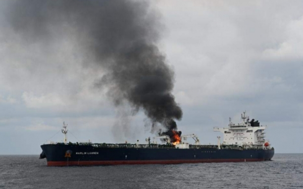تعرض سفينة شحن لأضرار في هجوم للحوثيين غربي الحديدة