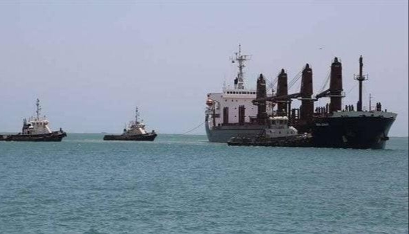 القيادة الوسطى الأمريكية تؤكد إصابة سفينة يونانية باستهداف للحوثيين