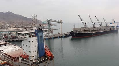 سفينة يونانية هاجمها الحوثيون في البحر الأحمر تصل ميناء عدن