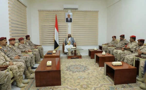 العرادة يشدد على رفع الجيش للجاهزية القتالية ويتهم الحوثيين بالتعنت والتصعيد الميداني