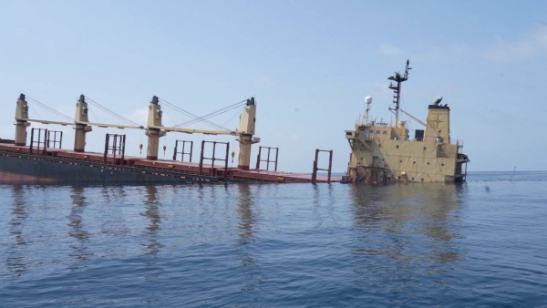 الحكومة تحذر من غرق سفينة روبيمار بعد تعرضها لهجوم حوثي الأسبوع الماضي