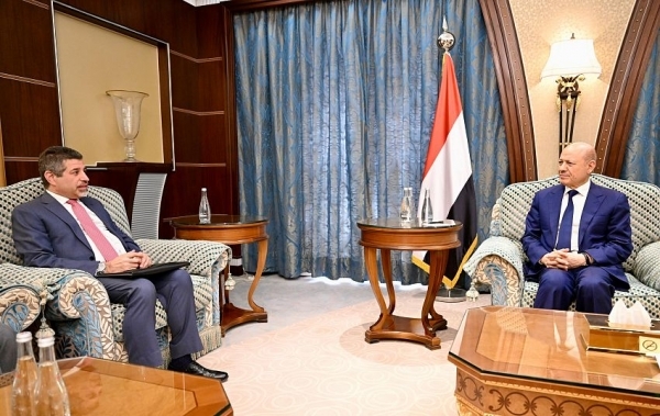 العليمي يبحث مع السفير الأمريكي هجمات الحوثيين على الشحن البحري