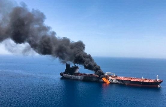 وفاة اثنين من البحّارة جراء هجوم حوثي استهدف سفينة أمريكية بخليج عدن