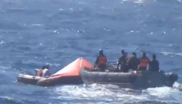 فيديو يوثق مشاهد عمليات إنقاذ طاقم سفينة "ترو كونفيدنس" بعد هجوم الحوثيين