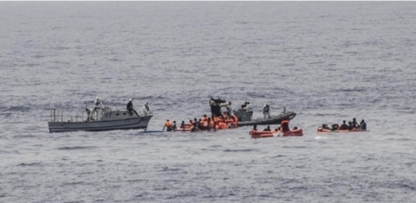 خفر السواحل تعلن إنقاذ 3 صيادين يمنيين بعد أيام من تعطل قاربهم في خليج عدن