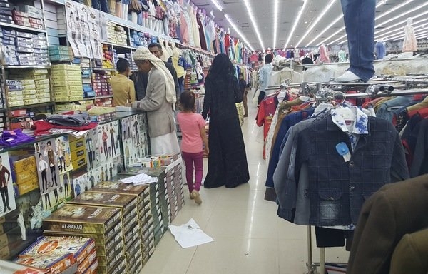 سلطات الحوثي تدعو محلات بيع الملابس والحلويات لإشهار أسعارها