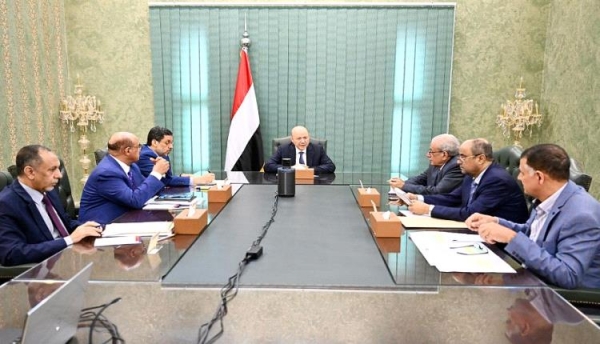 العليمي يناقش الوضع الاقتصادي مع رئيس الوزراء ومحافظ مركزي عدن وعدد من المسؤولين