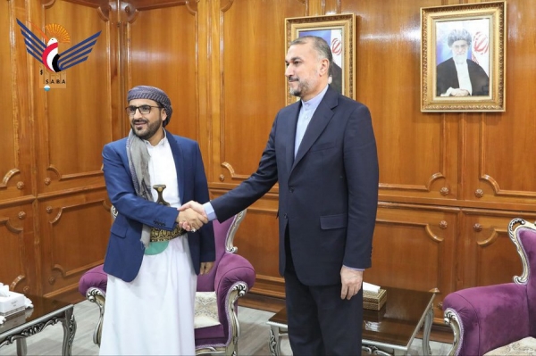 رئيس وفد الحوثيين يبحث مع وزير الخارجية الإيراني آخر المستجدات الإقليمية والدولية