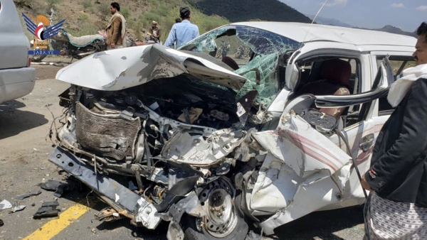 وفاة وإصابة 22 شخصًا في حادث تصادم سيارتين على خط الحديدة صنعاء