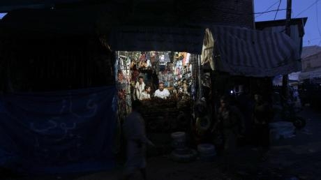 اليمن في العتمة: نصف السكان يعانون من فقر شديد في الطاقة الكهربائية