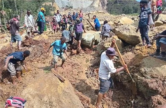 انزلاق التربة يدفن أكثر من ألفي شخص أحياء في بابوا غينيا الجديدة