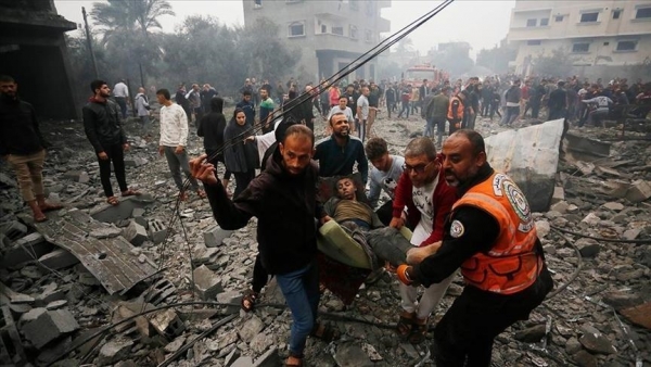 قصف إسرائيلي مكثف يوقع شهداء وجرحى بغزة ومعارك عنيفة وسط القطاع