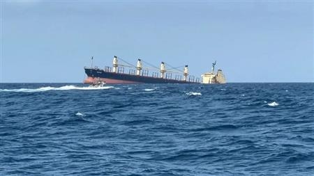 مسؤول يمني: سفينة نفطية تعرضت لفيضانات وهي على وشك الغرق قبالة المهرة