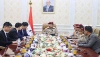 وزير الدفاع يبحث مع السفير الصيني الهجمات الحوثية على السفن وجهود تحقيق السلام