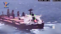 جماعة الحوثي تعرض مشاهد لاستهداف سفينة بطائرة مسيرة في البحر الأحمر