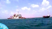 جماعة الحوثي تحذر من كارثة بيئية نتيجة غرق سفينة "كورال" بميناء عدن وتسرب المازوت منها